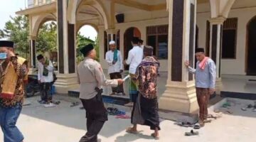 Kapolsek Buay Madang Timur Iptu Swisspo menyerahkan masker gratis secara langsung kepada jemaah di halaman Masjid At-Taubat, Desa Sumber Harjo, Kecamatan Buay Madang Timur, Kabupaten OKU Timur.