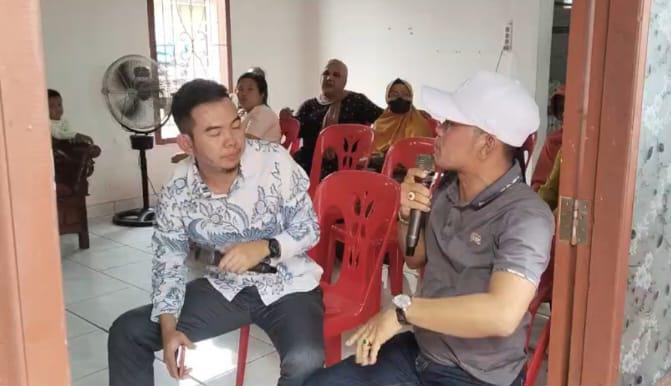 Foto Dian HS ketika berdialog dengan pihak PT Bukit Asam (PT BA) di Kelurahan Karang Anyar, Kecamatan Gandus, Palembang,