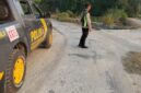 Personel Polsek Buay Madang Timur bersiaga dengan kendaraan dinas saat melaksanakan Kegiatan Rutin Yang Ditingkatkan (KRYD) dan patroli pagi di Jalan Desa Tanjung Mas, Kecamatan Buay Madang Timur, Kabupaten OKU Timur.