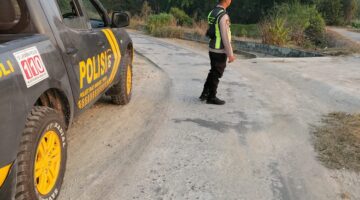 Personel Polsek Buay Madang Timur bersiaga dengan kendaraan dinas saat melaksanakan Kegiatan Rutin Yang Ditingkatkan (KRYD) dan patroli pagi di Jalan Desa Tanjung Mas, Kecamatan Buay Madang Timur, Kabupaten OKU Timur.