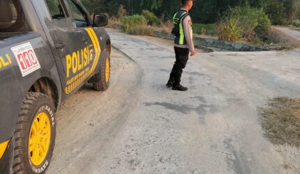 Personel Polsek Buay Madang Timur bersiaga dengan kendaraan dinas saat melaksanakan Kegiatan Rutin Yang Ditingkatkan (KRYD) dan patroli pagi di Jalan Desa Tanjung Mas, Kecamatan Buay Madang Timur, Kabupaten OKU Timur.