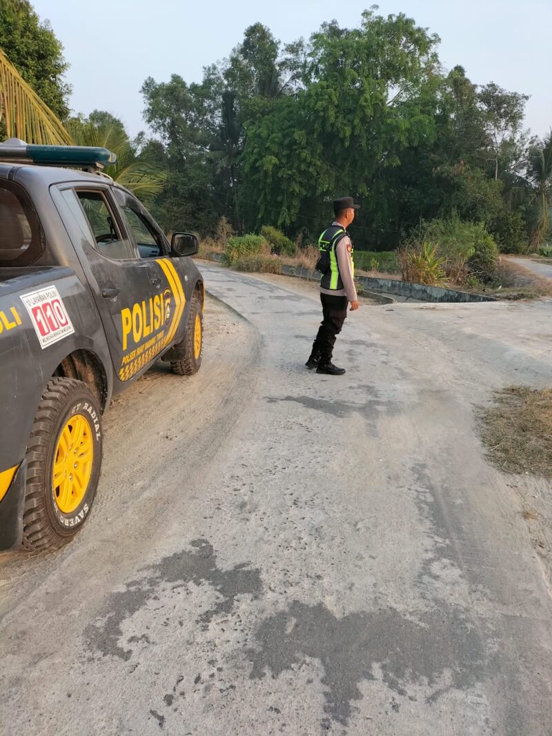 Personel Polsek Buay Madang Timur bersiaga dengan kendaraan dinas saat melaksanakan Kegiatan Rutin Yang Ditingkatkan (KRYD) dan patroli pagi di Jalan Desa Tanjung Mas, Kecamatan Buay Madang Timur, Kabupaten OKU Timur.