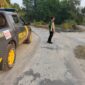 Personel Polsek Buay Madang Timur bersiaga dengan kendaraan dinas saat melaksanakan Kegiatan Rutin Yang Ditingkatkan (KRYD) dan patroli pagi di Jalan Desa Tanjung Mas, Kecamatan Buay Madang Timur, Kabupaten OKU Timur.