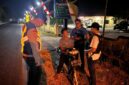 Personel Polsek Buay Madang Timur menghentikan dan memeriksa kelengkapan surat serta barang bawaan pengendara sepeda motor saat menggelar Patroli KRYD dan razia malam di Jalan Lintas Belitang - Gumawang, Desa Karang Tengah, Kecamatan Buay Madang Timur, Kabupaten OKU Timur, Sumatera Selatan.