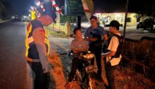 Personel Polsek Buay Madang Timur menghentikan dan memeriksa kelengkapan surat serta barang bawaan pengendara sepeda motor saat menggelar Patroli KRYD dan razia malam di Jalan Lintas Belitang - Gumawang, Desa Karang Tengah, Kecamatan Buay Madang Timur, Kabupaten OKU Timur, Sumatera Selatan.