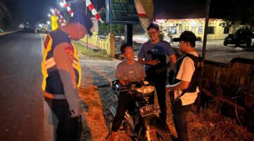 Personel Polsek Buay Madang Timur menghentikan dan memeriksa kelengkapan surat serta barang bawaan pengendara sepeda motor saat menggelar Patroli KRYD dan razia malam di Jalan Lintas Belitang - Gumawang, Desa Karang Tengah, Kecamatan Buay Madang Timur, Kabupaten OKU Timur, Sumatera Selatan.