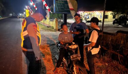 Personel Polsek Buay Madang Timur menghentikan dan memeriksa kelengkapan surat serta barang bawaan pengendara sepeda motor saat menggelar Patroli KRYD dan razia malam di Jalan Lintas Belitang - Gumawang, Desa Karang Tengah, Kecamatan Buay Madang Timur, Kabupaten OKU Timur, Sumatera Selatan.