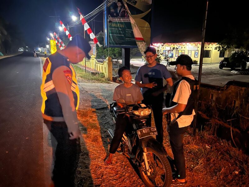 Personel Polsek Buay Madang Timur menghentikan dan memeriksa kelengkapan surat serta barang bawaan pengendara sepeda motor saat menggelar Patroli KRYD dan razia malam di Jalan Lintas Belitang - Gumawang, Desa Karang Tengah, Kecamatan Buay Madang Timur, Kabupaten OKU Timur, Sumatera Selatan.