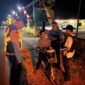 Personel Polsek Buay Madang Timur menghentikan dan memeriksa kelengkapan surat serta barang bawaan pengendara sepeda motor saat menggelar Patroli KRYD dan razia malam di Jalan Lintas Belitang - Gumawang, Desa Karang Tengah, Kecamatan Buay Madang Timur, Kabupaten OKU Timur, Sumatera Selatan.