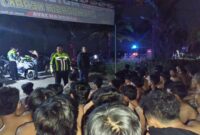 Kapolsek Belitang I AKP Johan Syafri, bersama Kasat Lantas Polres OKU Timur AKP Hermansyah, memberikan pengarahan dan nasehat kepada puluhan remaja yang terjaring dalam Kegiatan Rutin Yang Ditingkatkan (KRYD) gabungan di wilayah Belitang I, OKU Timur.