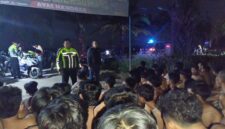 Kapolsek Belitang I AKP Johan Syafri, bersama Kasat Lantas Polres OKU Timur AKP Hermansyah, memberikan pengarahan dan nasehat kepada puluhan remaja yang terjaring dalam Kegiatan Rutin Yang Ditingkatkan (KRYD) gabungan di wilayah Belitang I, OKU Timur.