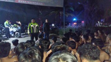 Kapolsek Belitang I AKP Johan Syafri, bersama Kasat Lantas Polres OKU Timur AKP Hermansyah, memberikan pengarahan dan nasehat kepada puluhan remaja yang terjaring dalam Kegiatan Rutin Yang Ditingkatkan (KRYD) gabungan di wilayah Belitang I, OKU Timur.