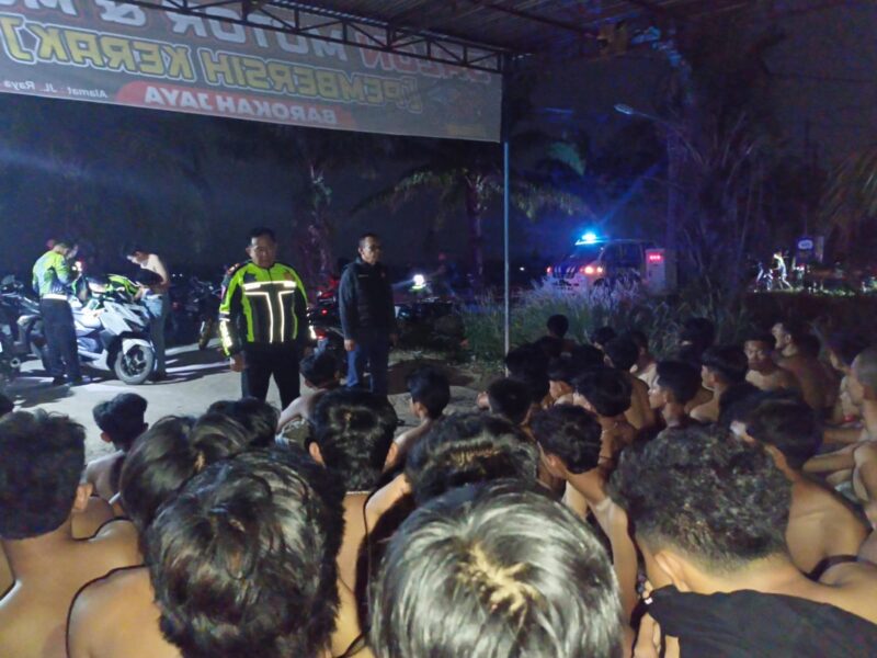 Kapolsek Belitang I AKP Johan Syafri, bersama Kasat Lantas Polres OKU Timur AKP Hermansyah, memberikan pengarahan dan nasehat kepada puluhan remaja yang terjaring dalam Kegiatan Rutin Yang Ditingkatkan (KRYD) gabungan di wilayah Belitang I, OKU Timur.