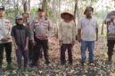 Kapolsek Buay Madang Timur Iptu Swisspo, bersama personel Bhabinkamtibmas, perangkat desa, dan perwakilan warga membentangkan pamflet imbauan stop karhutla saat patroli mitigasi bencana di Desa Gumuk Rejo, Kecamatan Buay Madang Timur, OKU Timur, Sumatera Selatan.