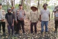 Kapolsek Buay Madang Timur Iptu Swisspo, bersama personel Bhabinkamtibmas, perangkat desa, dan perwakilan warga membentangkan pamflet imbauan stop karhutla saat patroli mitigasi bencana di Desa Gumuk Rejo, Kecamatan Buay Madang Timur, OKU Timur, Sumatera Selatan.