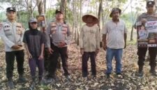 Kapolsek Buay Madang Timur Iptu Swisspo, bersama personel Bhabinkamtibmas, perangkat desa, dan perwakilan warga membentangkan pamflet imbauan stop karhutla saat patroli mitigasi bencana di Desa Gumuk Rejo, Kecamatan Buay Madang Timur, OKU Timur, Sumatera Selatan.