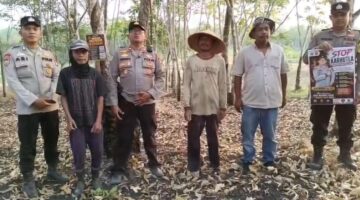 Kapolsek Buay Madang Timur Iptu Swisspo, bersama personel Bhabinkamtibmas, perangkat desa, dan perwakilan warga membentangkan pamflet imbauan stop karhutla saat patroli mitigasi bencana di Desa Gumuk Rejo, Kecamatan Buay Madang Timur, OKU Timur, Sumatera Selatan.