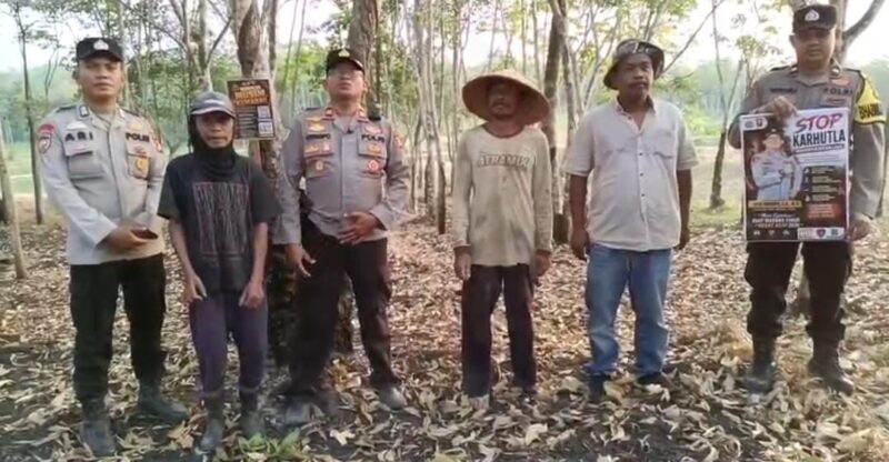 Kapolsek Buay Madang Timur Iptu Swisspo, bersama personel Bhabinkamtibmas, perangkat desa, dan perwakilan warga membentangkan pamflet imbauan stop karhutla saat patroli mitigasi bencana di Desa Gumuk Rejo, Kecamatan Buay Madang Timur, OKU Timur, Sumatera Selatan.