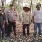 Kapolsek Buay Madang Timur Iptu Swisspo, bersama personel Bhabinkamtibmas, perangkat desa, dan perwakilan warga membentangkan pamflet imbauan stop karhutla saat patroli mitigasi bencana di Desa Gumuk Rejo, Kecamatan Buay Madang Timur, OKU Timur, Sumatera Selatan.