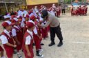 Kapolsek Buay Madang Timur Iptu Swisspo, memasangkan masker secara langsung kepada seorang siswa saat memimpin kegiatan Goes To School di SDN 2 Teko Rejo, Kabupaten OKU Timur.