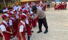 Mitigasi Polusi Kemarau, Polsek Buay Madang Timur Bagikan Ratusan Masker di SDN 2 Teko Rejo