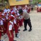 Kapolsek Buay Madang Timur Iptu Swisspo, memasangkan masker secara langsung kepada seorang siswa saat memimpin kegiatan Goes To School di SDN 2 Teko Rejo, Kabupaten OKU Timur.
