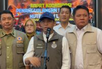 Menteri Kehutanan Raja Juli Antoni usai menghadiri rapat koordinasi evaluasi penanggulangan karhutla di Griya Agung Palembang, Senin (31/8/2026). Foto: Tia