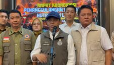 Menteri Kehutanan Raja Juli Antoni usai menghadiri rapat koordinasi evaluasi penanggulangan karhutla di Griya Agung Palembang, Senin (31/8/2026). Foto: Tia