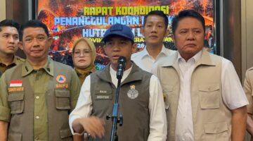 Menteri Kehutanan Raja Juli Antoni usai menghadiri rapat koordinasi evaluasi penanggulangan karhutla di Griya Agung Palembang, Senin (31/8/2026). Foto: Tia