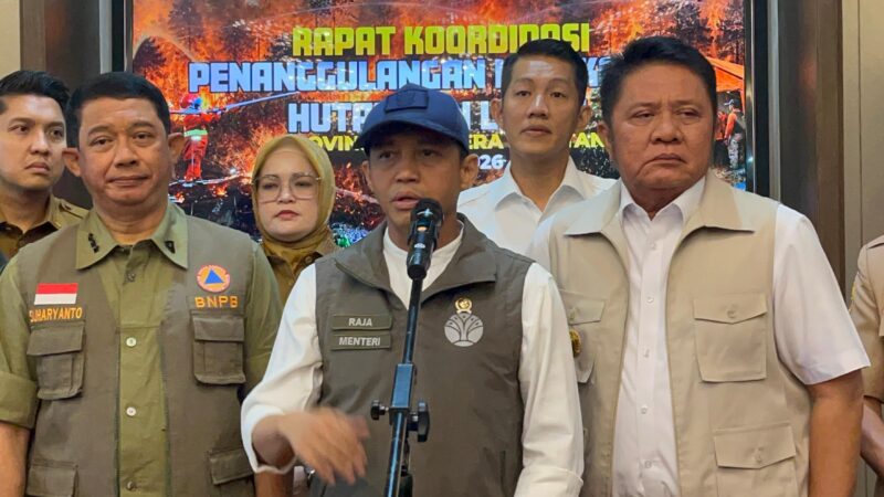 Menteri Kehutanan Raja Juli Antoni usai menghadiri rapat koordinasi evaluasi penanggulangan karhutla di Griya Agung Palembang, Senin (31/8/2026). Foto: Tia