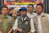 Menteri Kehutanan Raja Juli Antoni usai menghadiri rapat koordinasi evaluasi penanggulangan karhutla di Griya Agung Palembang, Senin (31/8/2026). Foto: Tia
