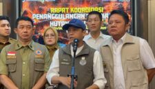 Menteri Kehutanan Raja Juli Antoni usai menghadiri rapat koordinasi evaluasi penanggulangan karhutla di Griya Agung Palembang, Senin (31/8/2026). Foto: Tia