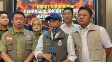 Menteri Kehutanan Raja Juli Antoni usai menghadiri rapat koordinasi evaluasi penanggulangan karhutla di Griya Agung Palembang, Senin (31/8/2026). Foto: Tia