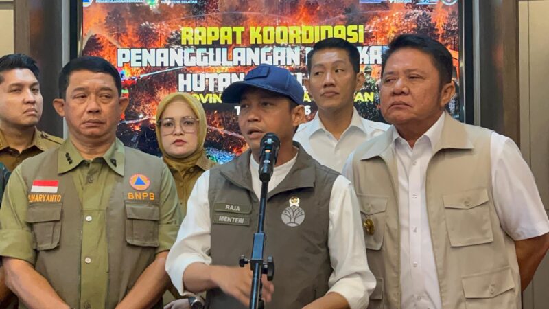Menteri Kehutanan Raja Juli Antoni usai menghadiri rapat koordinasi evaluasi penanggulangan karhutla di Griya Agung Palembang, Senin (31/8/2026). Foto: Tia