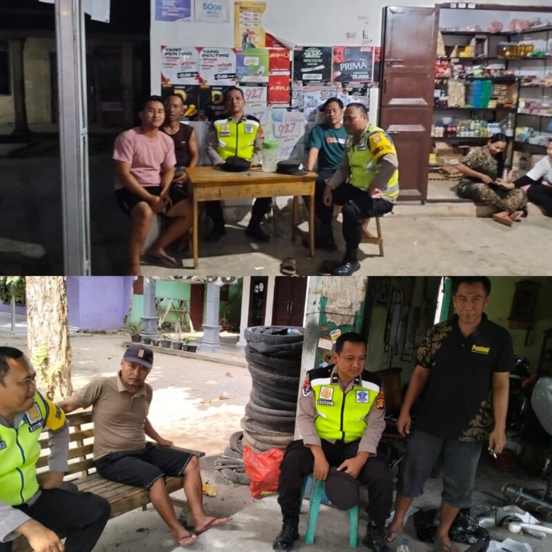 Personel Polsek Buay Madang Timur, Aipda Khoirul Alkaf dan Bripka Nur Holik, saat berdialog dan menyampaikan imbauan kamtibmas kepada warga di Desa Pengandonan (atas) pada malam hari dan di Desa Karang Tengah (bawah) pada pagi hari, Kecamatan Buay Madang Timur, Kabupaten OKU Timur. 