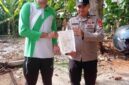 Anggota Polsek Buay Madang Timur, Aipda Wisnu Saputra menyerahkan lembaran Maklumat Kapolda Sumsel mengenai larangan membakar hutan dan lahan kepada salah seorang warga di Kecamatan Buay Madang Timur, Kabupaten OKU Timur, Sumatera Selatan. 