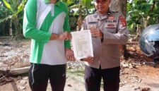 Anggota Polsek Buay Madang Timur, Aipda Wisnu Saputra menyerahkan lembaran Maklumat Kapolda Sumsel mengenai larangan membakar hutan dan lahan kepada salah seorang warga di Kecamatan Buay Madang Timur, Kabupaten OKU Timur, Sumatera Selatan. 