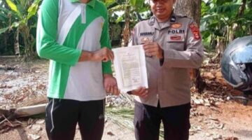 Anggota Polsek Buay Madang Timur, Aipda Wisnu Saputra menyerahkan lembaran Maklumat Kapolda Sumsel mengenai larangan membakar hutan dan lahan kepada salah seorang warga di Kecamatan Buay Madang Timur, Kabupaten OKU Timur, Sumatera Selatan. 