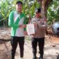 Anggota Polsek Buay Madang Timur, Aipda Wisnu Saputra menyerahkan lembaran Maklumat Kapolda Sumsel mengenai larangan membakar hutan dan lahan kepada salah seorang warga di Kecamatan Buay Madang Timur, Kabupaten OKU Timur, Sumatera Selatan. 