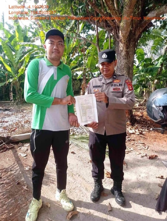 Anggota Polsek Buay Madang Timur, Aipda Wisnu Saputra menyerahkan lembaran Maklumat Kapolda Sumsel mengenai larangan membakar hutan dan lahan kepada salah seorang warga di Kecamatan Buay Madang Timur, Kabupaten OKU Timur, Sumatera Selatan. 