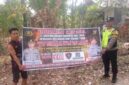 Personel Polsek Buay Madang Timur bersama warga membentangkan spanduk maklumat pelarangan membakar hutan dan lahan dalam kegiatan mitigasi Karhutla di Kecamatan Buay Madang Timur, Kabupaten OKU Timur. 