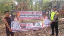 Personel Polsek Buay Madang Timur bersama warga membentangkan spanduk maklumat pelarangan membakar hutan dan lahan dalam kegiatan mitigasi Karhutla di Kecamatan Buay Madang Timur, Kabupaten OKU Timur.