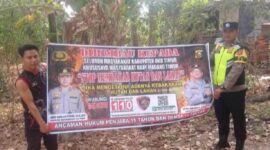 Personel Polsek Buay Madang Timur bersama warga membentangkan spanduk maklumat pelarangan membakar hutan dan lahan dalam kegiatan mitigasi Karhutla di Kecamatan Buay Madang Timur, Kabupaten OKU Timur. 