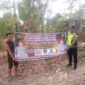 Personel Polsek Buay Madang Timur bersama warga membentangkan spanduk maklumat pelarangan membakar hutan dan lahan dalam kegiatan mitigasi Karhutla di Kecamatan Buay Madang Timur, Kabupaten OKU Timur. 