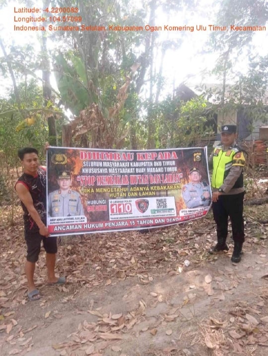 Personel Polsek Buay Madang Timur bersama warga membentangkan spanduk maklumat pelarangan membakar hutan dan lahan dalam kegiatan mitigasi Karhutla di Kecamatan Buay Madang Timur, Kabupaten OKU Timur. 
