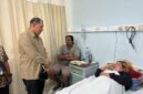 Anggota DPR RI Bambang Haryo Soekartono (BHS) saat besuk salah satu korban di rumah sakit.