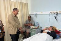 Anggota DPR RI Bambang Haryo Soekartono (BHS) saat besuk salah satu korban di rumah sakit.