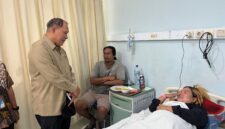 Anggota DPR RI Bambang Haryo Soekartono (BHS) saat besuk salah satu korban di rumah sakit.