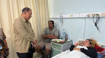 Anggota DPR RI Bambang Haryo Soekartono (BHS) saat besuk salah satu korban di rumah sakit.