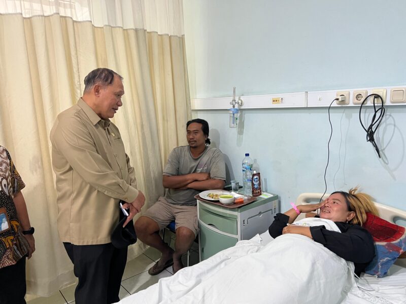Anggota DPR RI Bambang Haryo Soekartono (BHS) saat besuk salah satu korban di rumah sakit.